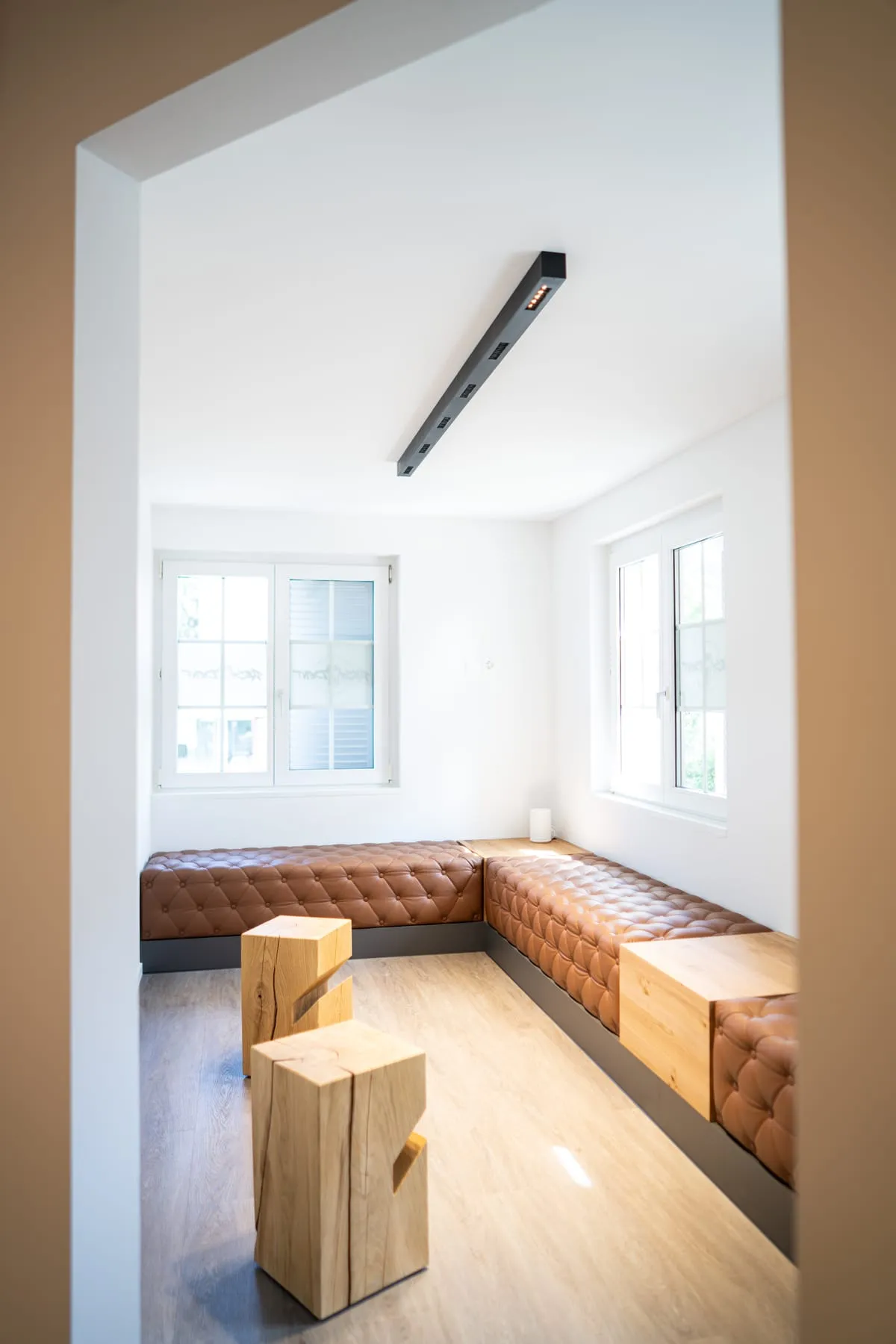 Wartebereich mit gepolsterter Sitzbank unter dem Fenster