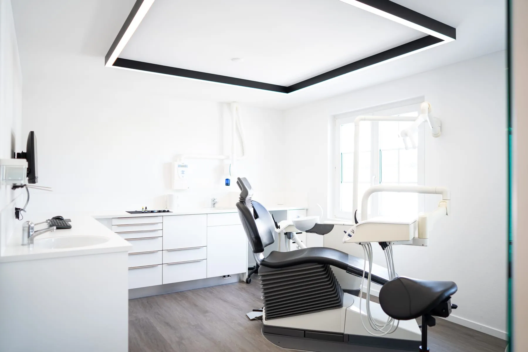 Behandlungszimmer mit Behandlungseinheit und Tageslicht