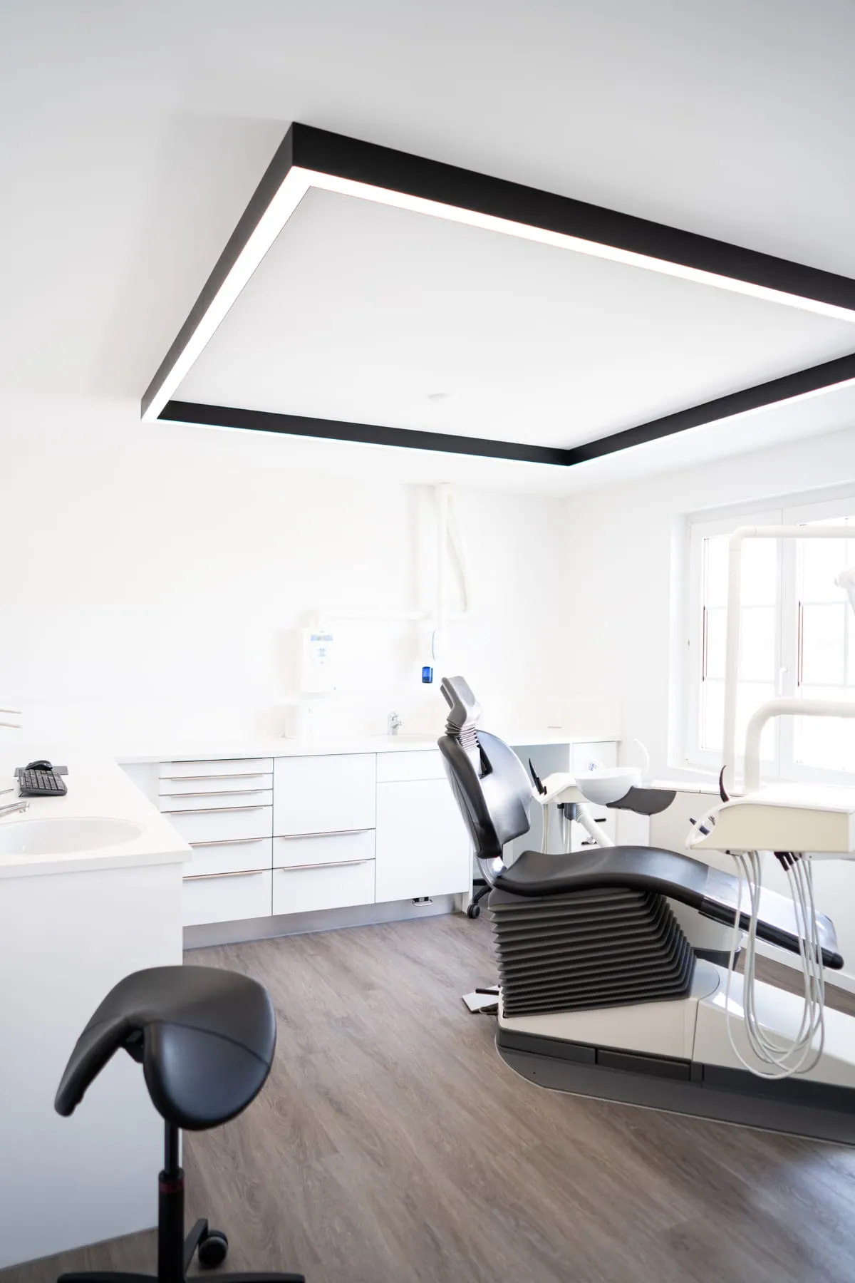 Zweites Behandlungszimmer mit umlaufendem Lichtrahmen