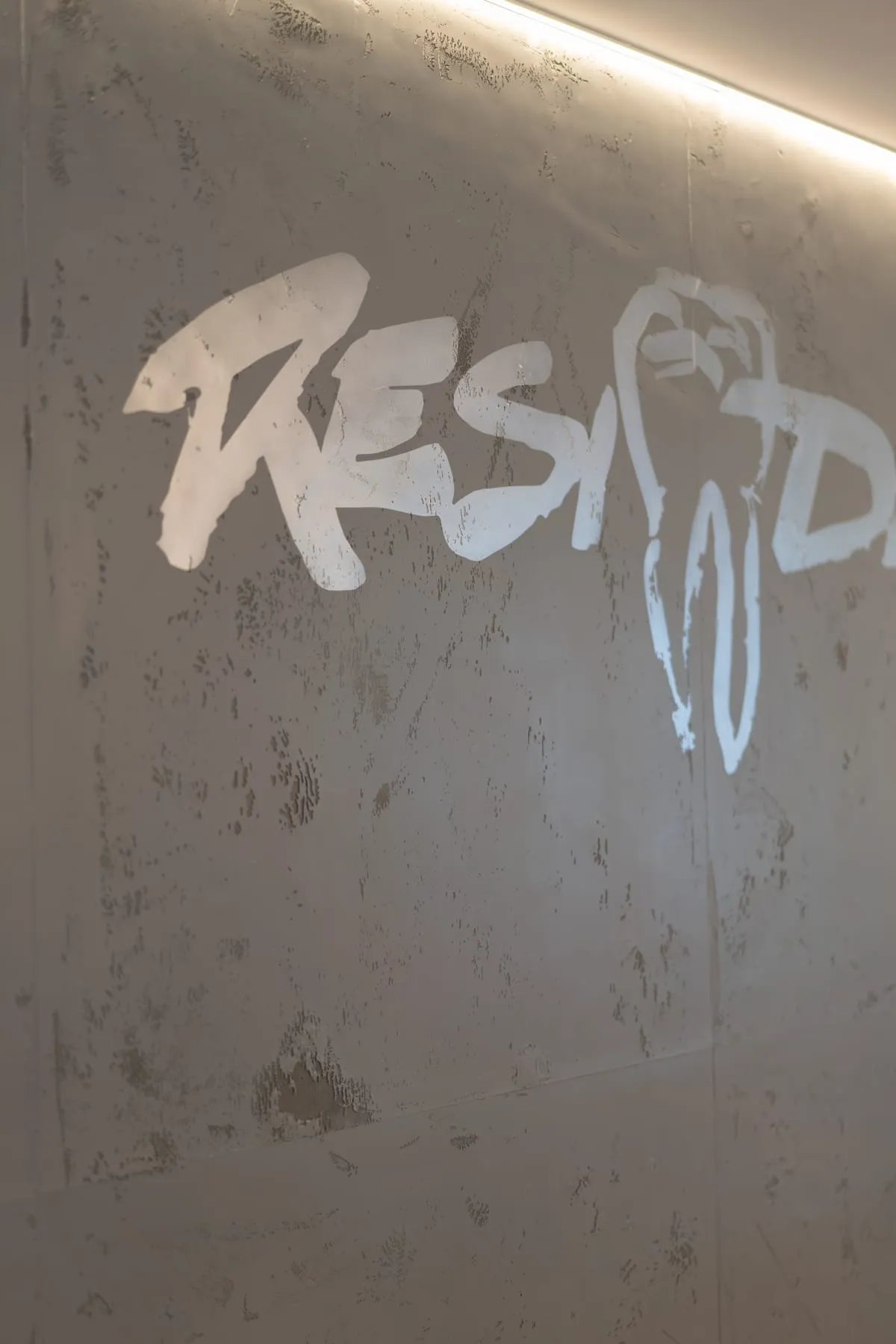 Resident-Schriftzug auf Sichtbeton