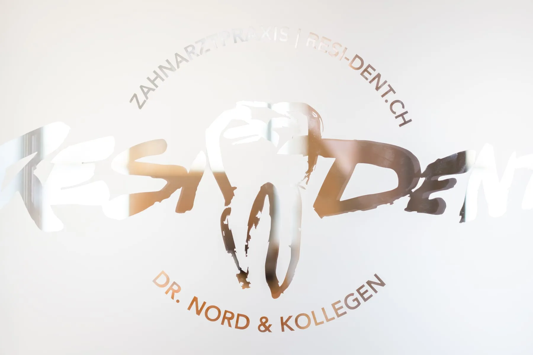 Resident-Schriftzug auf der Glasfront