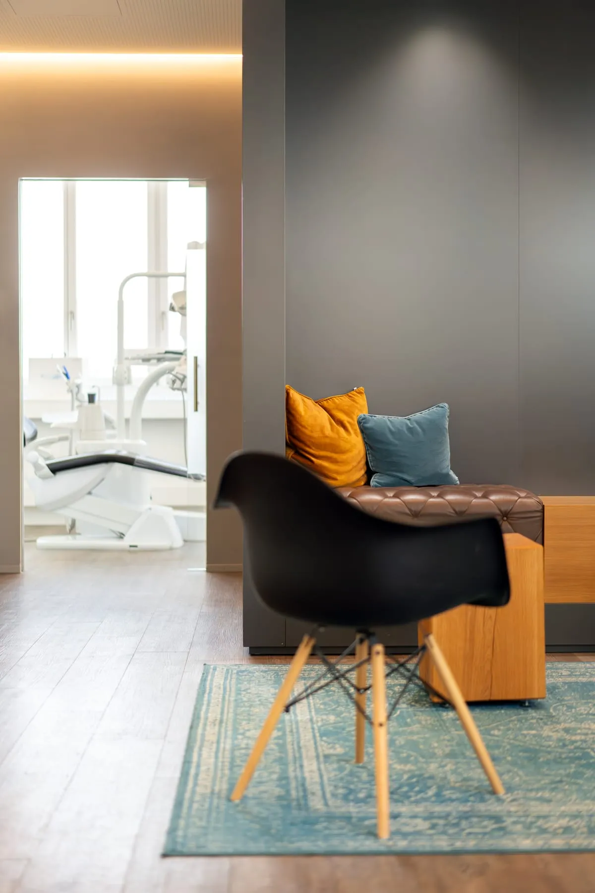 Behandlungszimmer mit Blick in den Gang