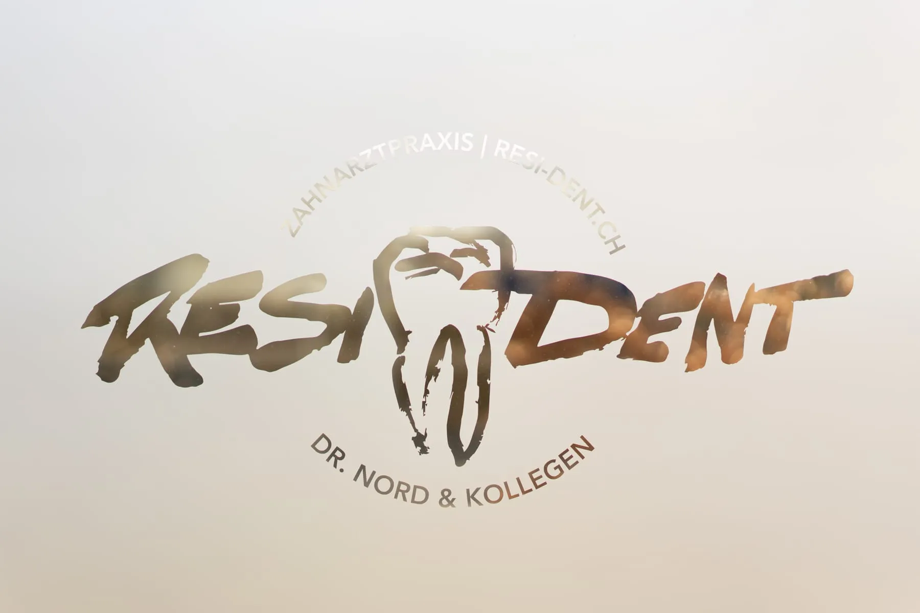 Resident-Schriftzug auf der Glastür