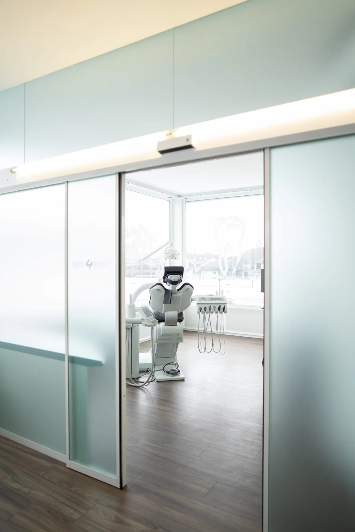 Behandlungszimmer hinter der Glaswand