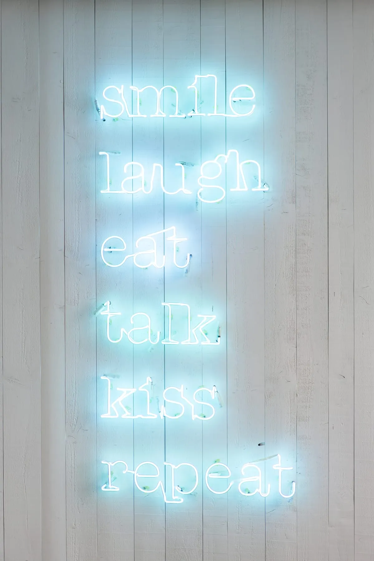 Leuchtschrift smile laugh eat talk kiss repeat