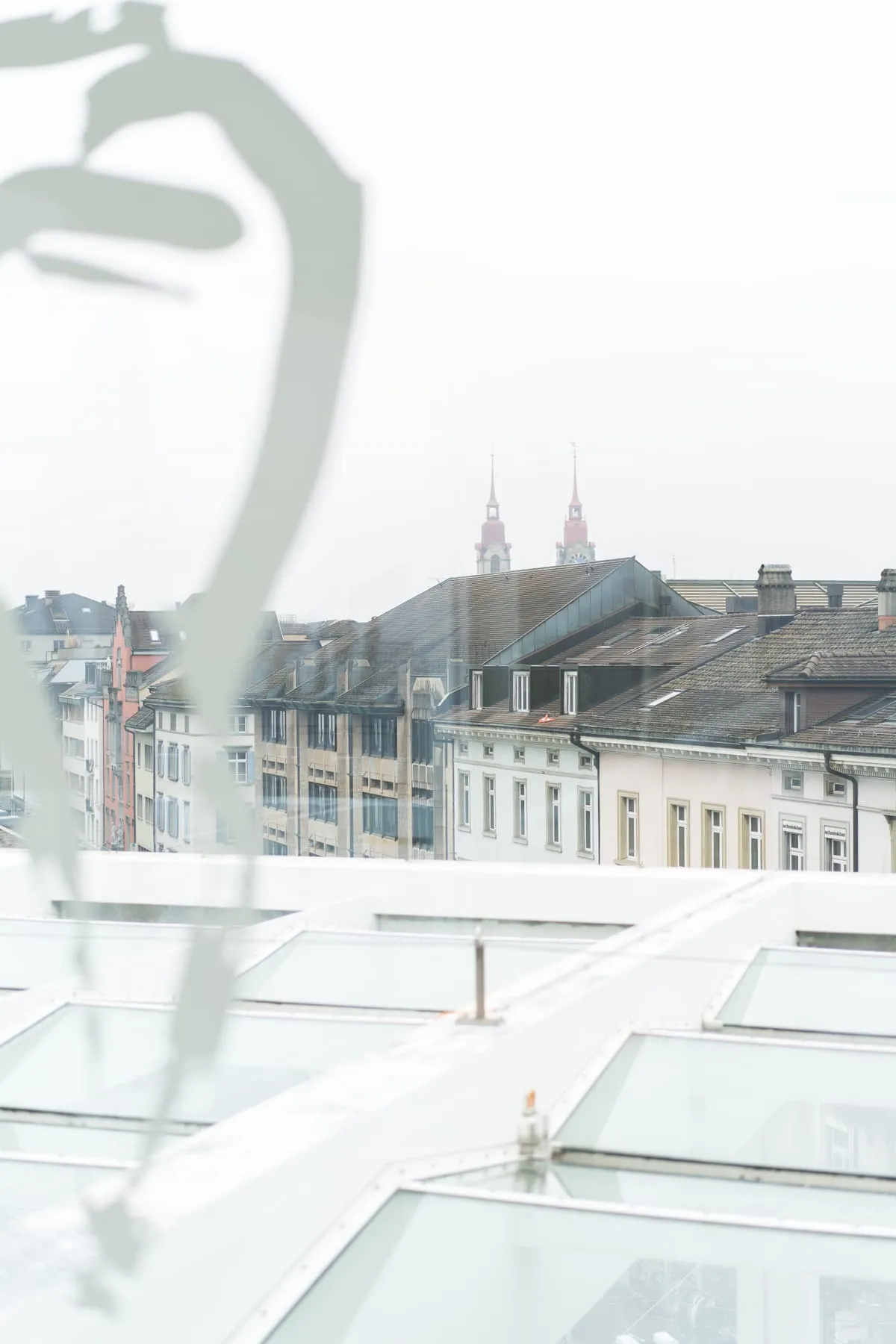Blick durch die Fensterfront auf die Winterthurer Altstadt