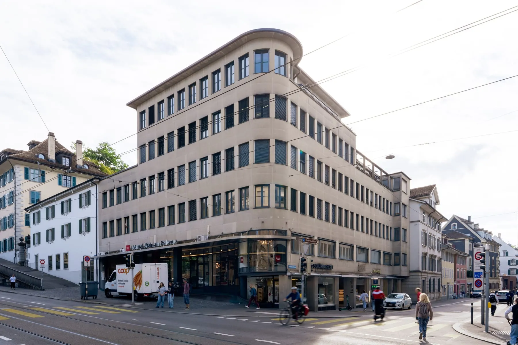 Die Praxis Zürich Bellevue an der Stadelhoferstrasse von der Strasse aus